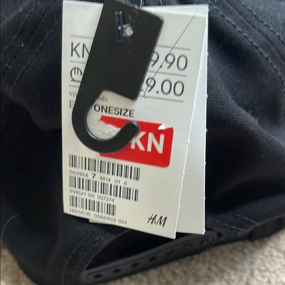 NWT H&M Black and Red Snapback Hat with Two-Tone Design - Picture 2 of 3